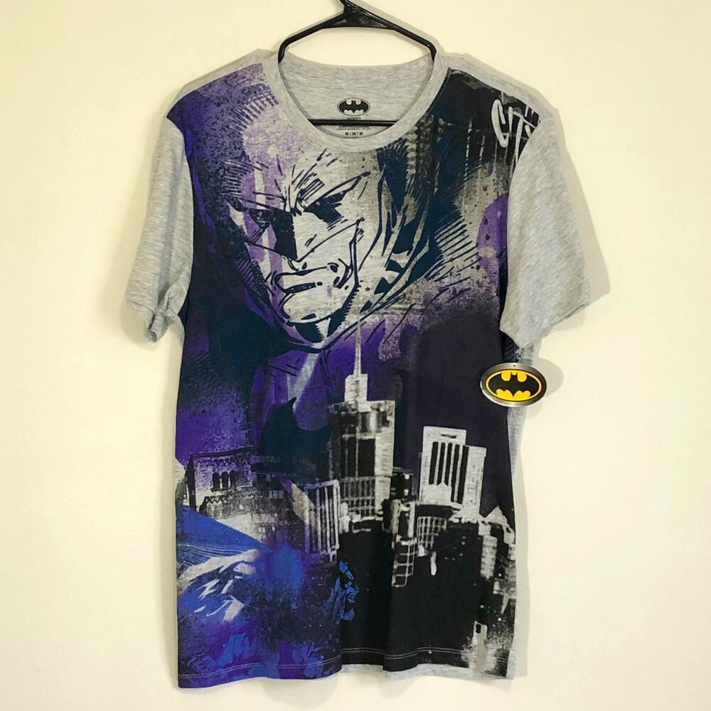 DC Batman Watching over Gotham City T-Shirt Size Adult S BNWT!!